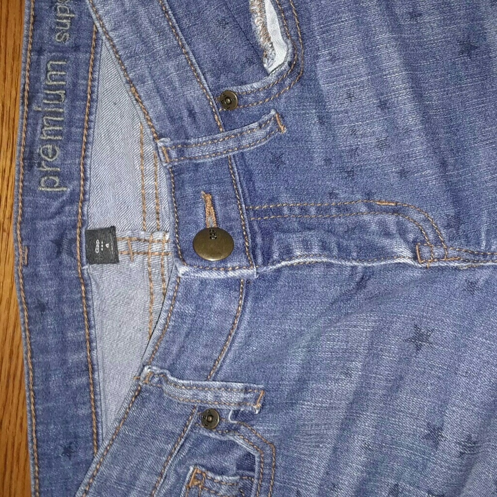 Guess - Picture 4 of 7
